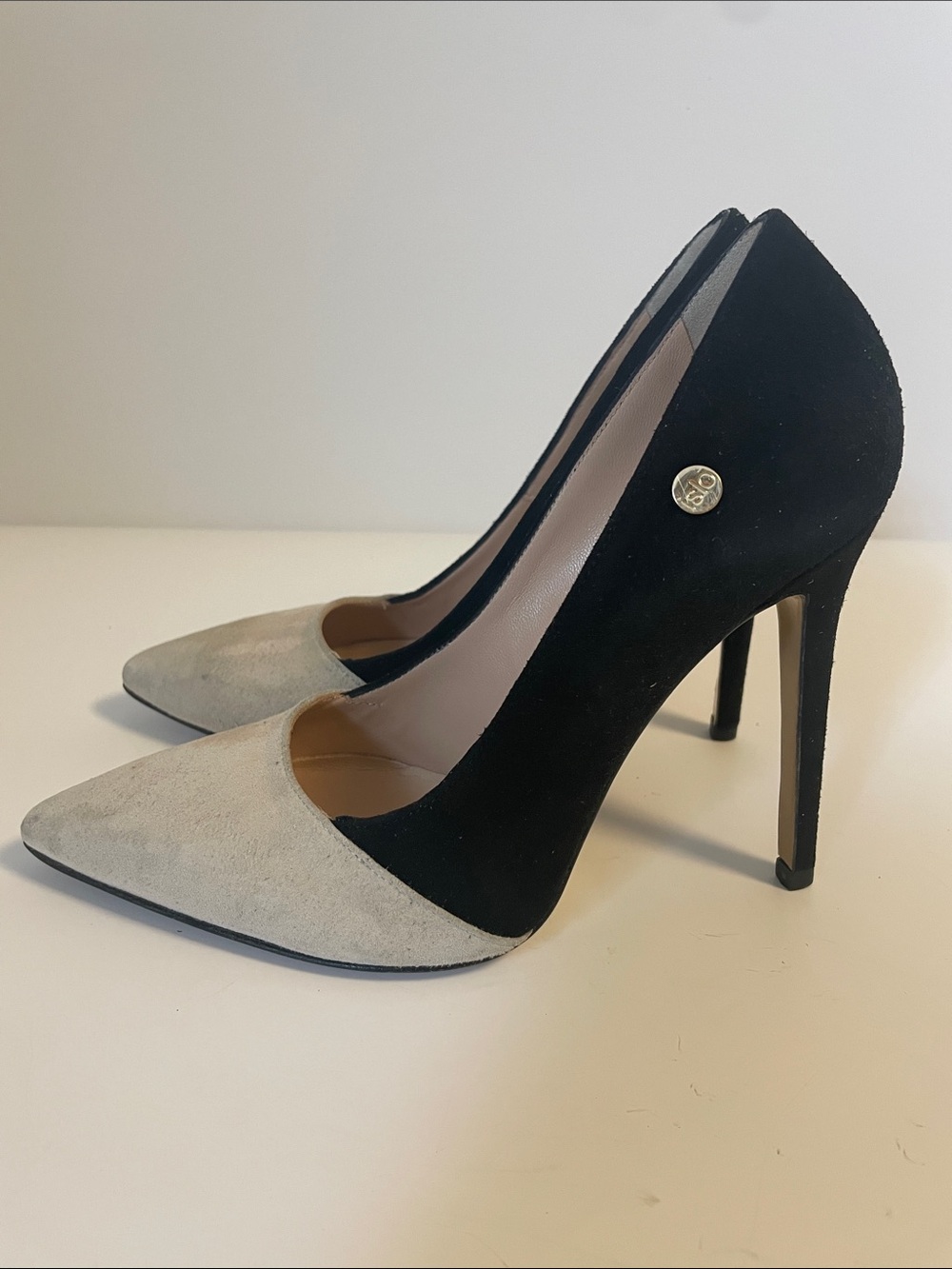 ISLO Isabella Lorusso Italy Black & Cream Suede Pointed Toe Pumps EU 37